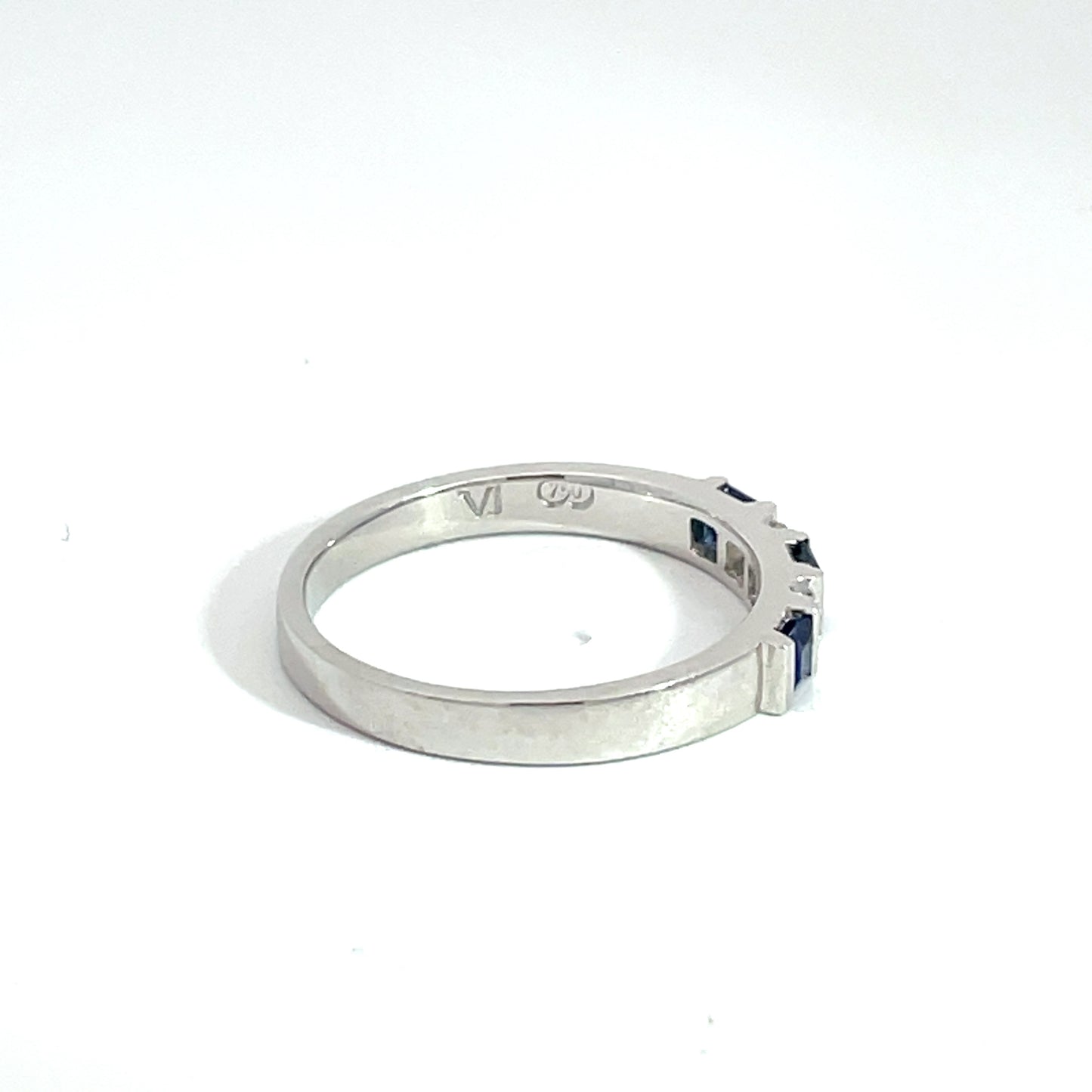 18ct White Gold Sapphire Ring