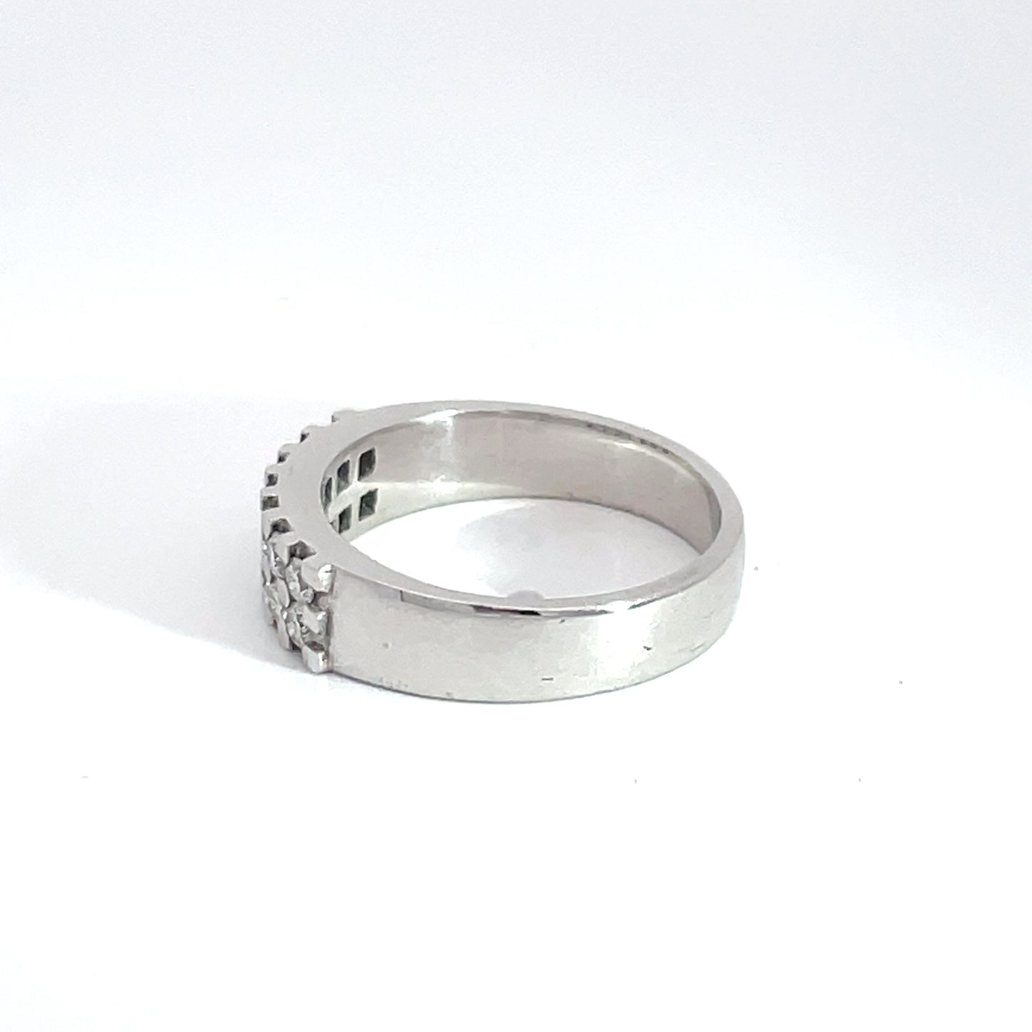 18ct White Gold Pebble Diamond Ring